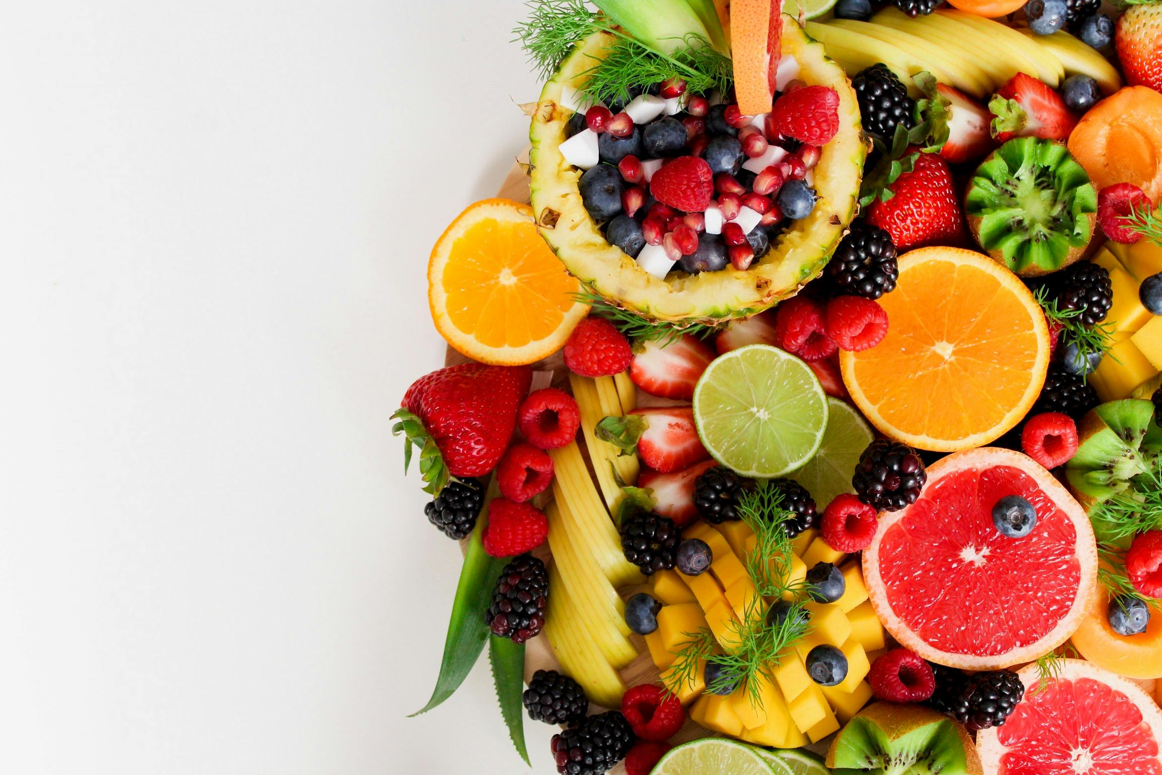 chia-samen: das superfood zum abnehmen und mehr 3 verschiedene geschnittene früchte