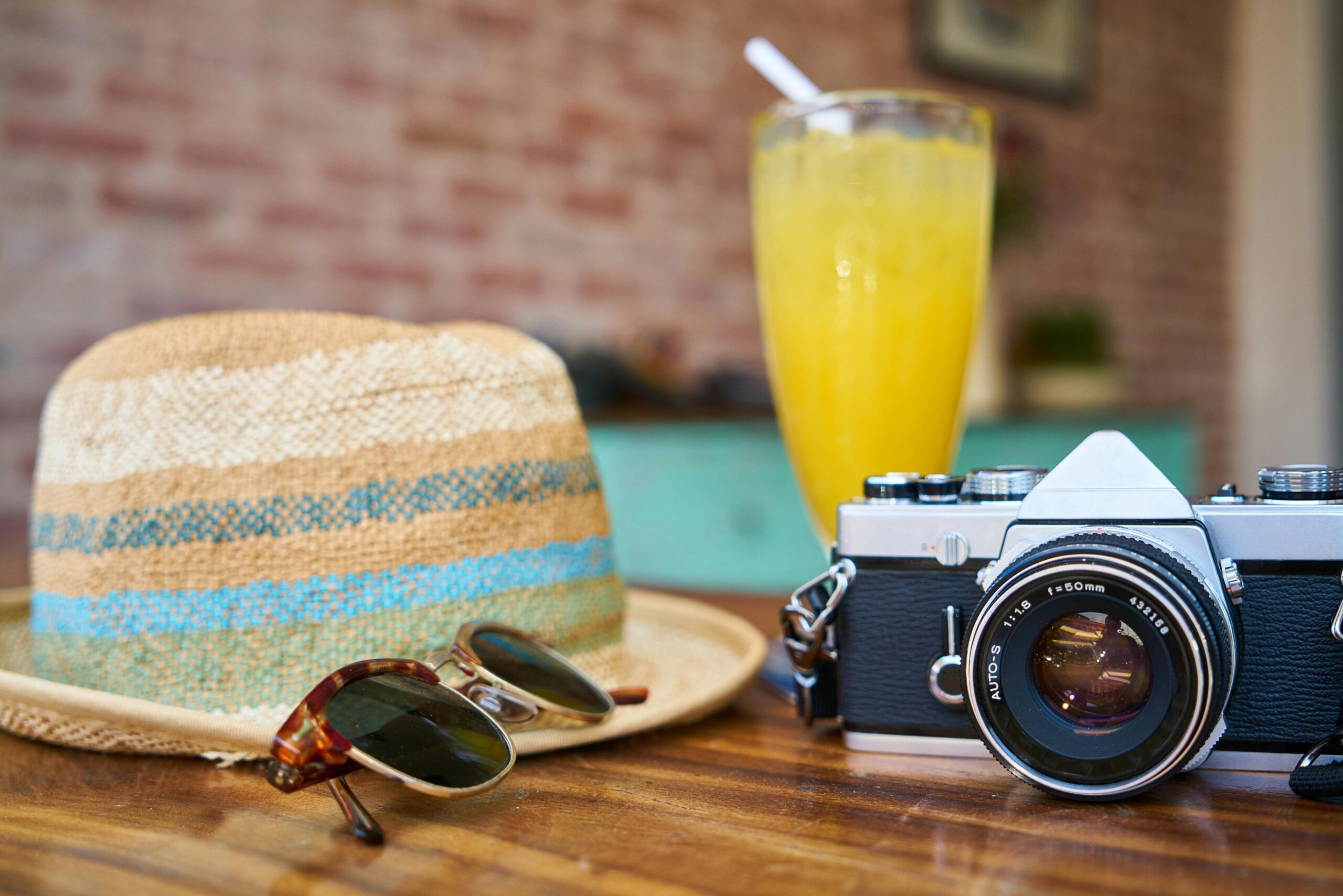 der joghurt-effekt: gesund abnehmen mit leckeren variationen 3 graue und schwarze dslr kamera neben sonnenhut und sonnenbrille