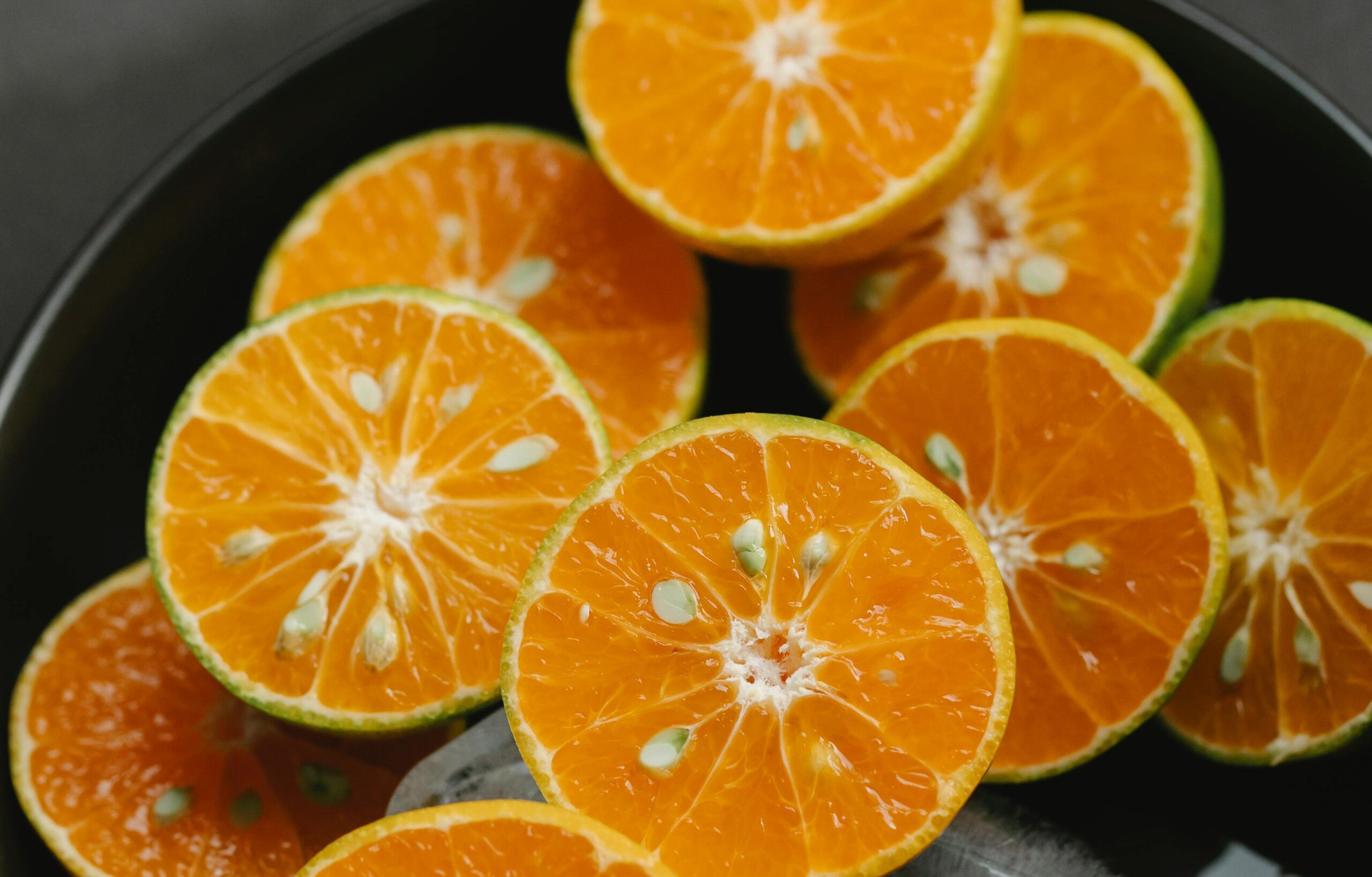 die besten diäten zur gewichtsabnahme: vergleich von low-carb, intervallfasten und weight watchers 5 in scheiben geschnittene frische saftige orangen mit samen in der schüssel