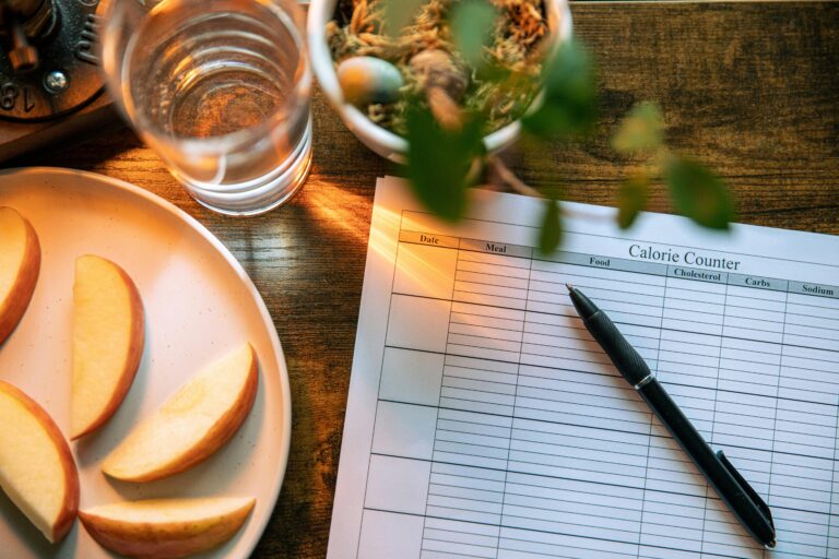 a plate of fruit and a pen on a table - diäten im fokus