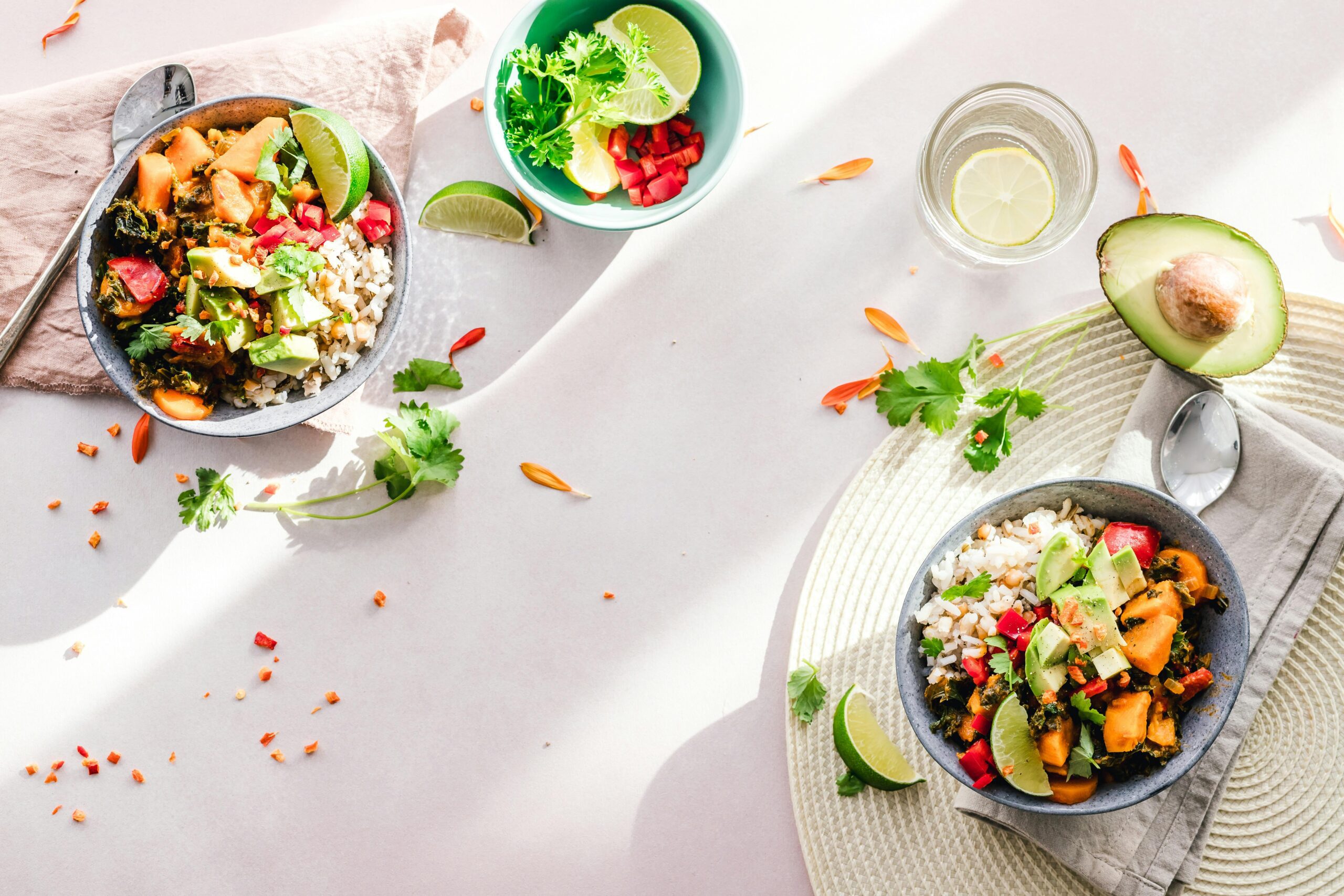 gesunde ernährung: grundlagen, tipps und motivation 2 foto des gemã¼sesalats in schalen