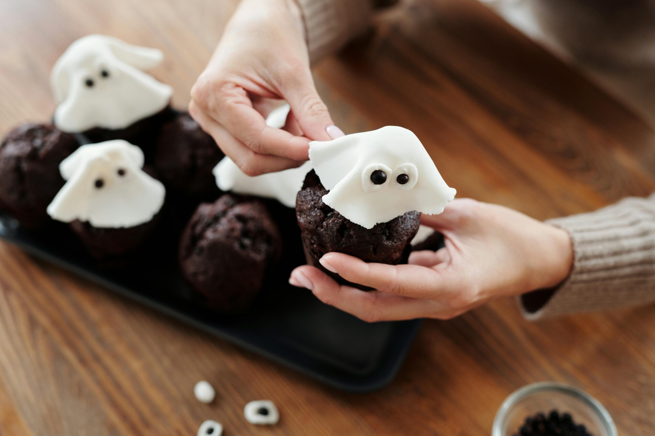 die vorteile von zitronenwasser für gesundheit und abnehmen 3 person, die schokoladen cupcake mit weiãÿem zuckerguss an der spitze hã¤lt
